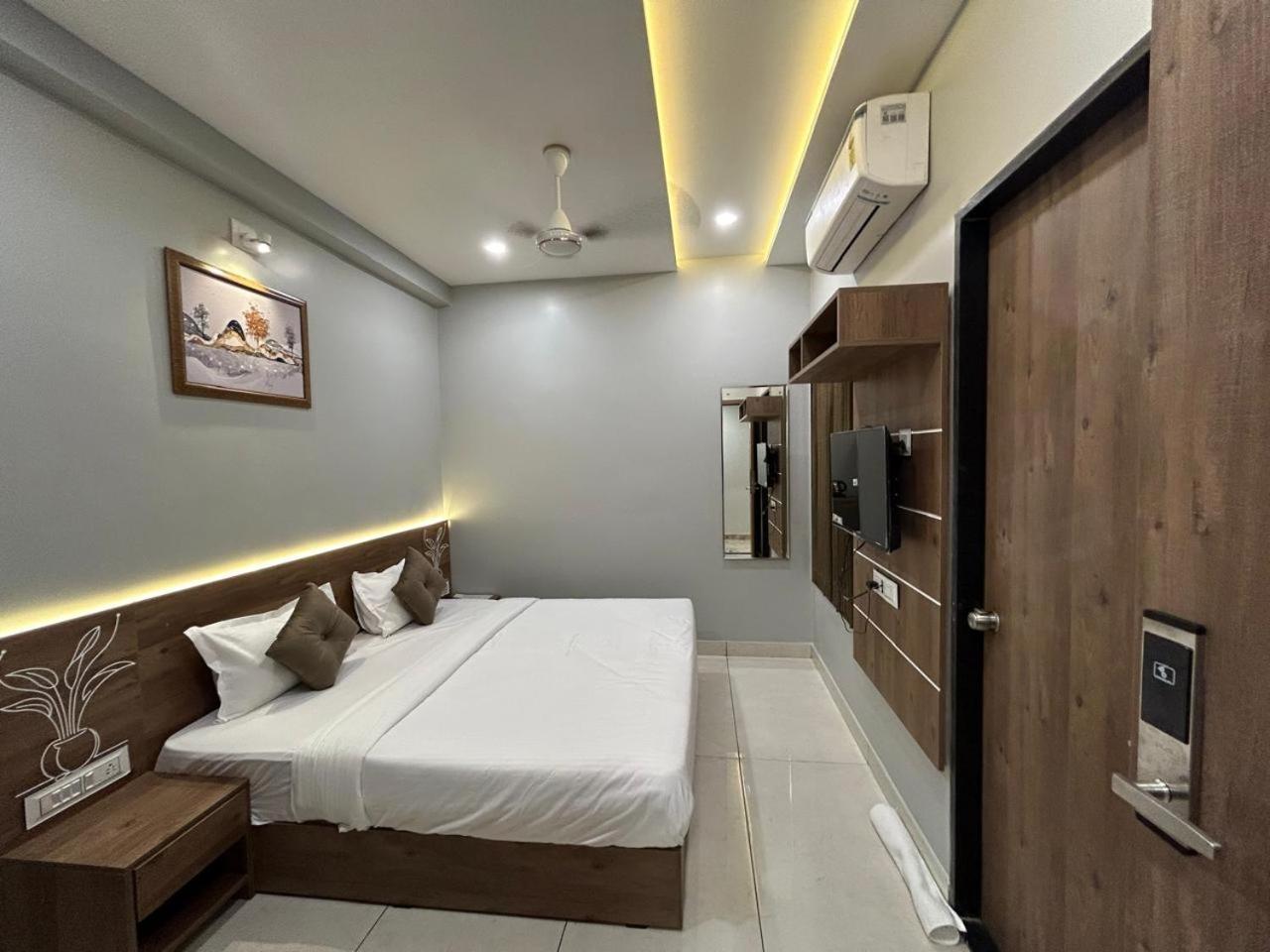 Hotel Holiday Icon ทวารกา ภายนอก รูปภาพ