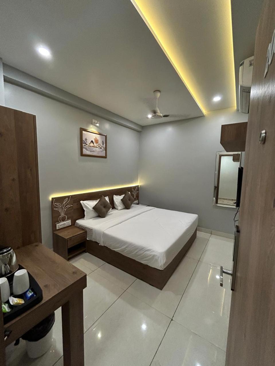 Hotel Holiday Icon ทวารกา ภายนอก รูปภาพ