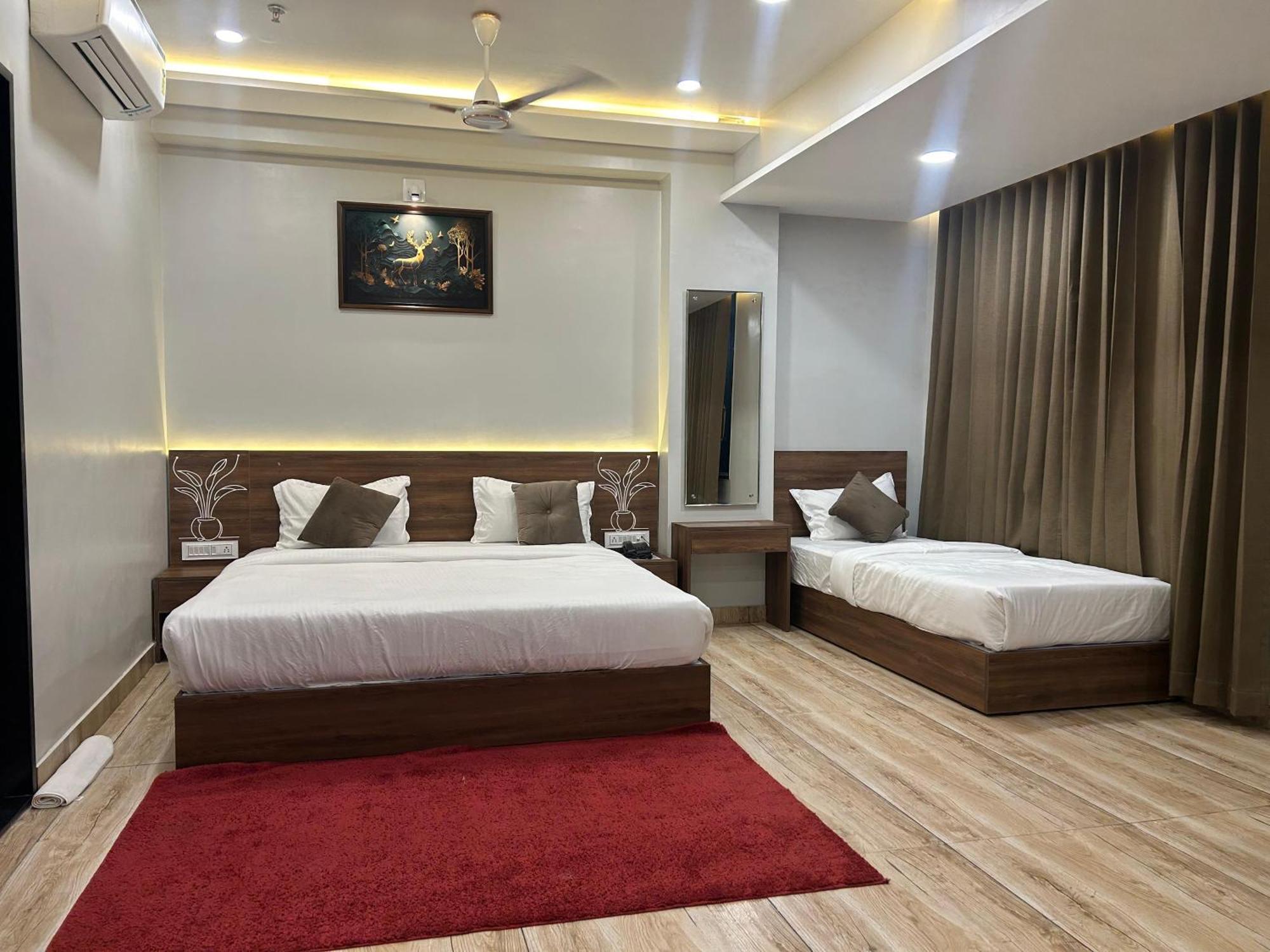 Hotel Holiday Icon ทวารกา ภายนอก รูปภาพ