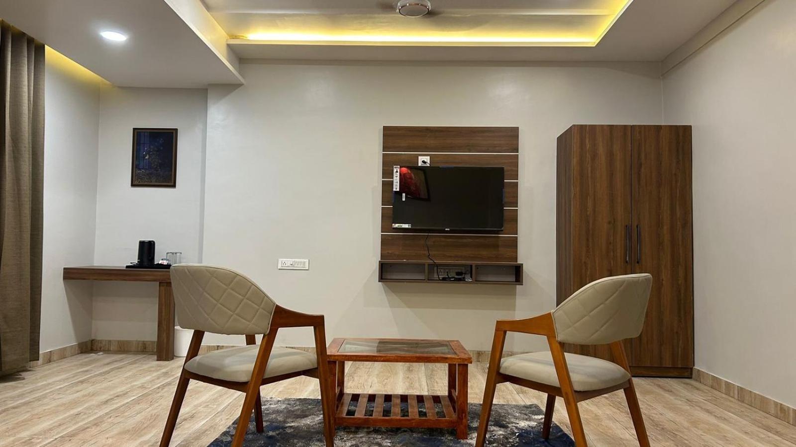 Hotel Holiday Icon ทวารกา ภายนอก รูปภาพ