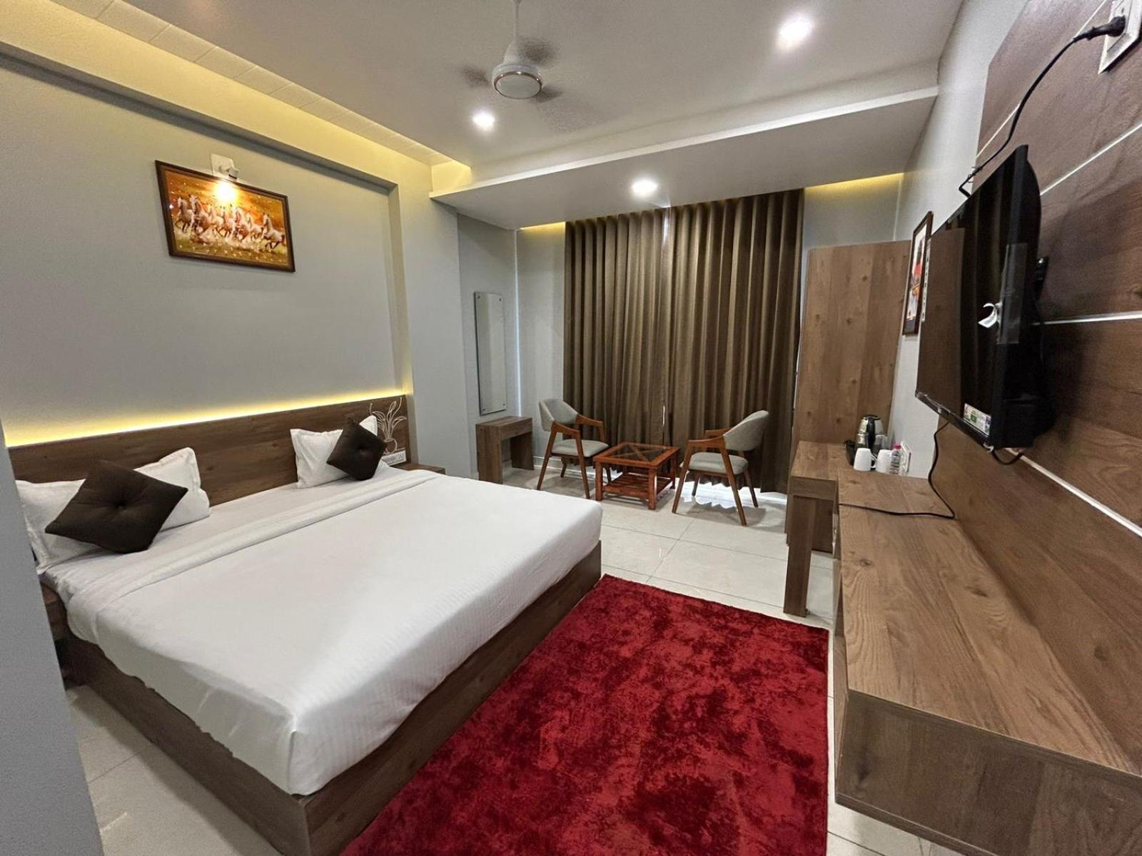 Hotel Holiday Icon ทวารกา ภายนอก รูปภาพ
