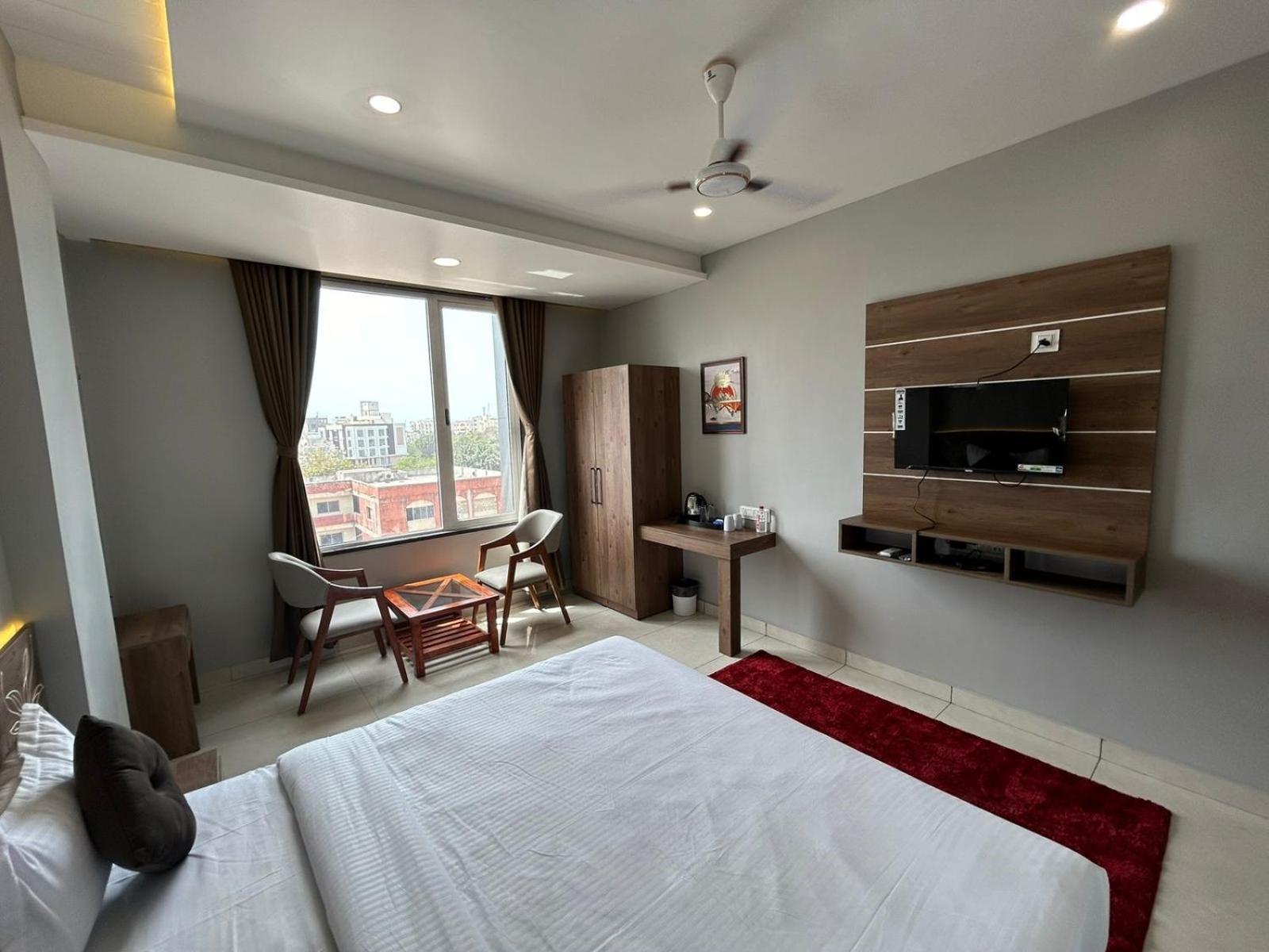 Hotel Holiday Icon ทวารกา ภายนอก รูปภาพ
